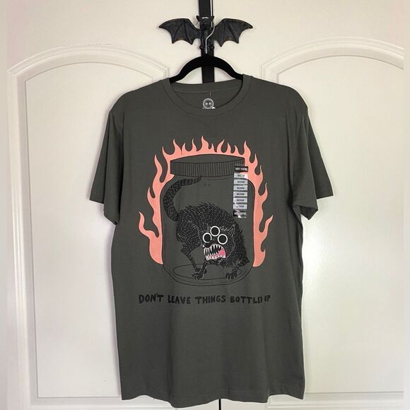 Hot Topic Graphic Shirt, Gray Soft Stretchy NWT size M - Picture 1 of 5